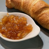 Veganes Croissant zum Frühstück am Sonntag im Wulberts   at Wulbert's Cafe in Dresden