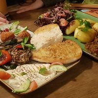 Vorspeisenteller und veganer Gulasch at Wulbert's Cafe in Dresden