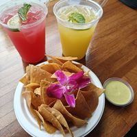 Nacho's met guacamole + homemade drankjes at Chisme Cantina in San Francisco