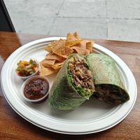 Vegan burrito met jackfruit en nacho's met dips at Chisme Cantina in San Francisco