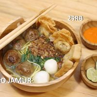 Bakso Jamur (Vegetarian) Rp 25.000,-
Disertai Gorengan Pangsit dan Tahu serta ditemani dengan Lombok yg pass dilidah at Mr C Juicebar in 