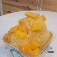 Mango Snow Ice Dessert Asli Taiwan akan menambah Keceriaan Hari anda dengan Rasa Mangga Original plus Potongan Mangga yang menyegarkan. MUST TRY !!! at Mr C Juicebar in 