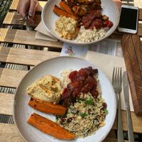 The lunch menu allows you to choose four pre-made dishes at mymuybueno Deli in Mallorca