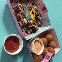 Mac and cheeze betterballs 8,50€
Curry Wurst 8,95€
Ketchup 1,25€  at Vegan Junk Food Bar - De Pijp in Amsterdam