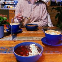 Porridge mit Apflemus + Porridge mit Kirsche und schoki zum Frühstück. Plus zwei Cappucino mit Hafermilch  at Haferkater - Mauerpark in Berlin