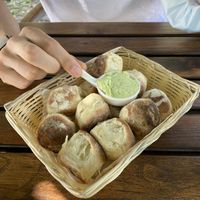 Vorspeiße Pizzabrot mit Kräutercreme at Romikulum in Trier