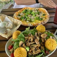 Hauptgericht: Frittierte Reisbällchen mit Roculasalat und Pizza Roma at Romikulum in Trier