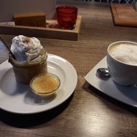 Bratapfel mit Vanillesauce und Capuccino at be Well in Bochum