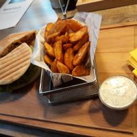 Burger mit Wedges und Mayo at be Well in Bochum