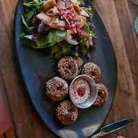 Vegane Falafel mit Salat at Mazza in Hamburg