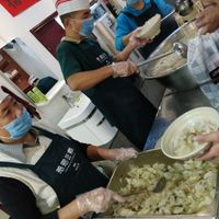 Food servers at Yǔ Huā Zhāi 雨花斋 in Fuzhou