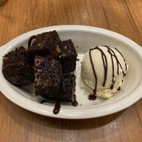 Brownies and vegan ice cream at VegFarm - Wú Guójiè Shū Shí in Taichung