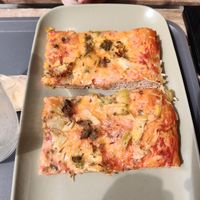 War ein großes Pizza-Stück, hat die Inhaberin für uns geteilt :) at Avokado in Koper
