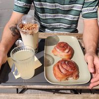 Kefir Müsli, Zimtschnecken und Limonade at Avokado in Koper