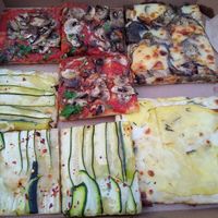 Vegan pieces ('small') on the left, veggie ones ('medium size') on the right at Cremina in Mainz