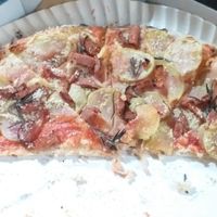 Pizza Vegana de Carpaccio de Batata com Linguiça Vegetal at Una Pizzaria in Sao Paulo