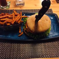 Veganer Falafel-Burger mit veganer hausgemachter Spezialsoße  at Tasch am Kornmarkt in Wetzlar