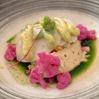 Le chou: houmous de choux fleur, pickles de chou rouge, salade de choux de Bruxelles. Tartare de
betterave, pommes granny et huile
persil at Like An Elephant in Lyon