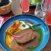 Seitan au paprika sauce
vigneronne. Purée de carotte,
polenta aux noix, asperges grillées
et crème tonka at Like An Elephant in Lyon