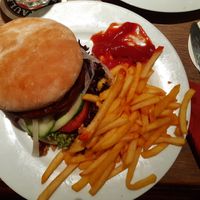 Vegan winter burger with fries at Cafe Vienna in Mannheim