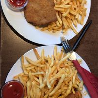 wie ein schnitzel und die currywurst at Cafe Vienna in Mannheim