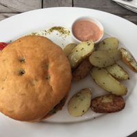Deluxe vegan burger at Schönes Leben Speicherstadt in Hamburg