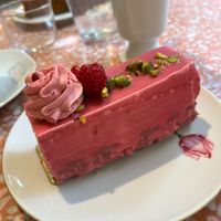 strawberry/raspberry cake at Jo and Nana Cakes in Paris
