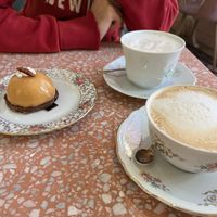 Crunchy Boden, fluffige Sahne-Creme, leckerer schokokuchen als Füllung, köstliche Karamellglasur  at Jo and Nana Cakes in Paris