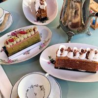 Milles feuilles et gâteau pistache framboise. at Jo and Nana Cakes in Paris