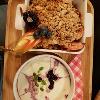 Fruity Oat crumble with Coconut yoghurt at Kek in Delft