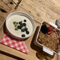 The fruit oat crumble was delicious!! I took it with soy yogurt so it was vegan. Highly recommended!!💕 at Kek in Delft