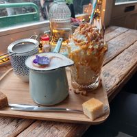 Almond Chai Latte (left, vegan), Caramel Latte (right, not vegan) at Kek in Delft