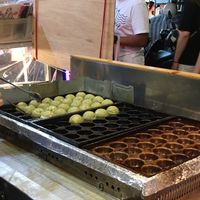 Cooking fresh mushyaki at Bǎo Gū Shāo 寶菇燒 - Mushyaki in Taipei