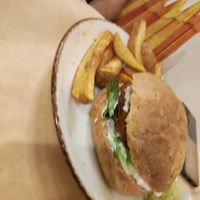 Jackfruit and carrot burger at Peas in Athens