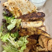 Seitan, Tempeh, Tofu - Gericht mit Pitabrot & ganz wenig Salat  at Peas in Athens