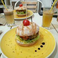 homemadd vegan burger and pear, apple and ginger juice at Fruit' n co Vitamina Bar in Gran Canaria