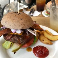 비건 베이컨 치즈 버거 ! 
Vegan bacon cheeseburger!  at yummyyomil in Seoul