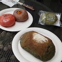 Ciabatta (mugwort flavor) and various sweet buns with filling at yummyyomil in Seoul