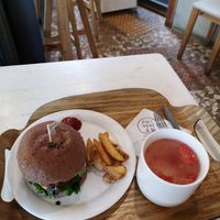 Mushroom burger with grapefruit tea at yummyyomil in Seoul