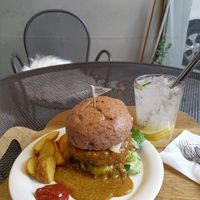 Curry-apple burger at yummyyomil in Seoul