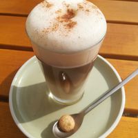 Vegan Cinnamon Latte with Oat Milk at Hier & Jetzt in Soest