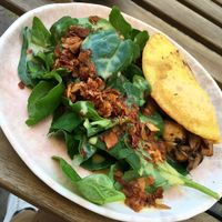 Prato Oh-Mmelet de cogumelos salada de espinafre e bacon vegano  at My Mother's Daughters  in Lisbon