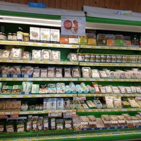 fridge with (mainly) vegan products at Mordan - Torhoutsesteenweg in Oostende