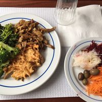 Seitan, brocoli, spinach, onion bhaji and crudités on the side at A Colmeia in Lisbon