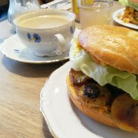 Bagel with grilled vegetables and an oat cappuccino at Sanseveria Bagelsalon in Bruges