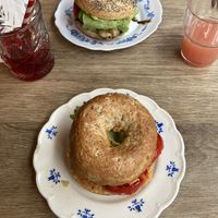 Vegan bagels, ice tea and fresh grapefruit juice  at Sanseveria Bagelsalon in Bruges