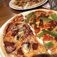 Vegane Pizzen: Emily und (Name vergessen)  at Wurfel & Zucker in Hamburg