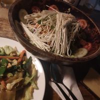 Salade de tempeh et sauce saté : miam miam / noodles larges non spicy at Ethos in Bangkok