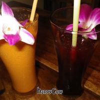 papaya shake and hibiscus iced tea at Ethos in Bangkok