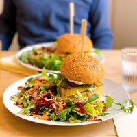 Burger mit Beilagensalat at Wildwuchs in Neuruppin